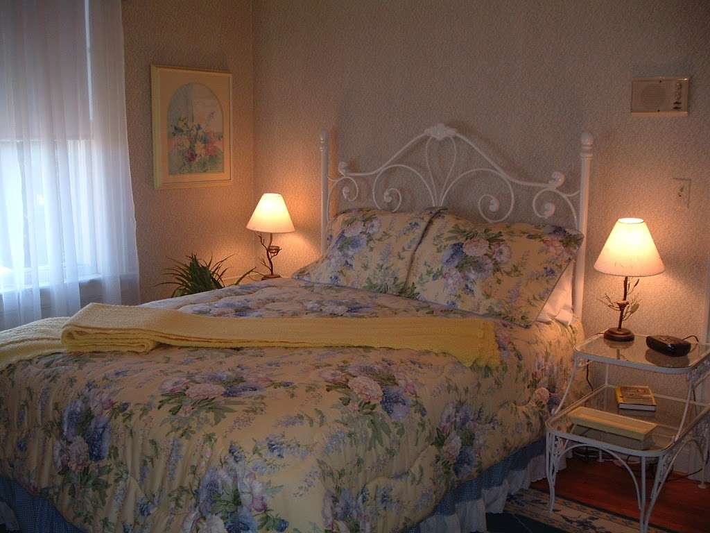 Lillies Garden B & B | 65 Norland Ave, Chambersburg, PA 17201, USA | Phone: (717) 261-6593