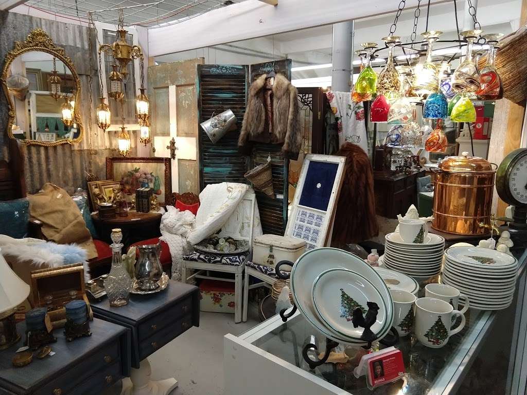 Circle P Antiques & Collectables | 101 E Washington Ave, Navasota, TX 77868 | Phone: (936) 825-0522