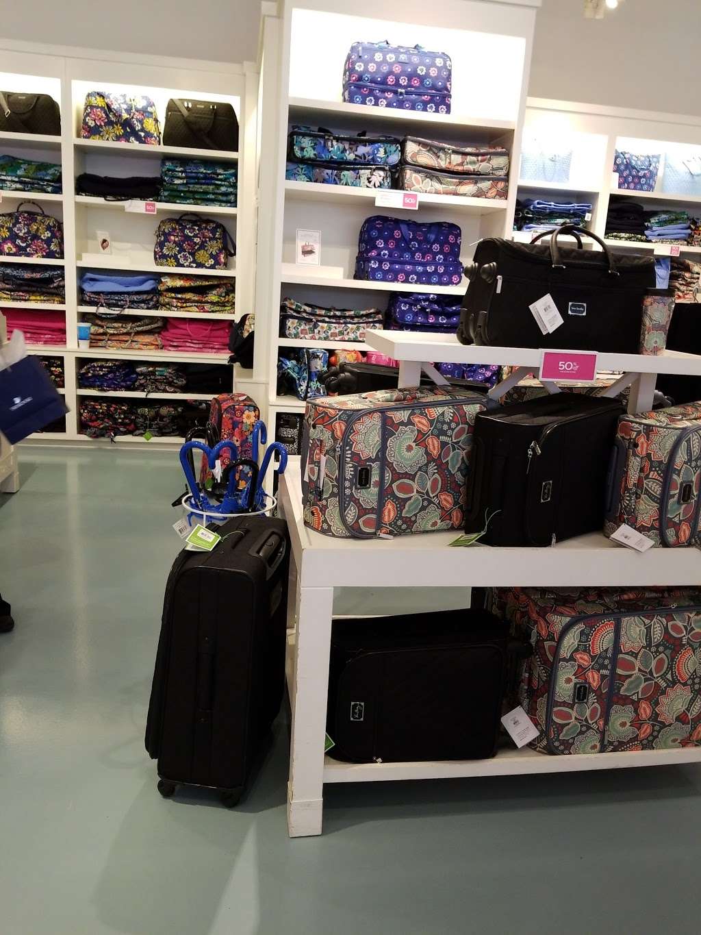 Vera Bradley Factory Outlet | 18 W Lightcap Rd Suite 1223, Pottstown, PA 19464 | Phone: (610) 323-1366