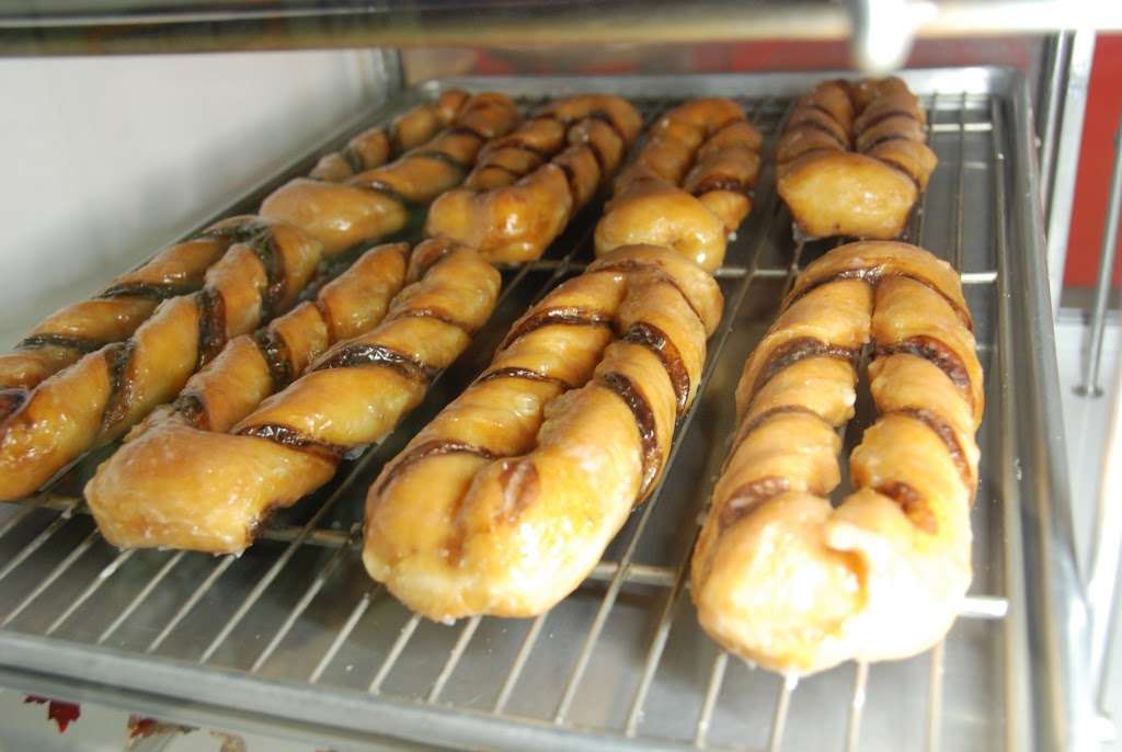 Doughnut Deli Inc. | 3401 Pacific Pl, Long Beach, CA 90806, USA | Phone: (562) 595-8515