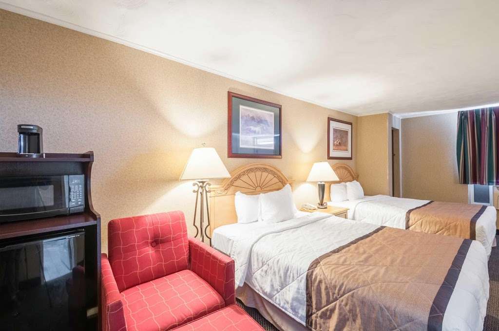 Rodeway Inn & Suites | 741 E Washington St Rodeway, Charles Town, WV 25414, USA | Phone: (304) 725-2081