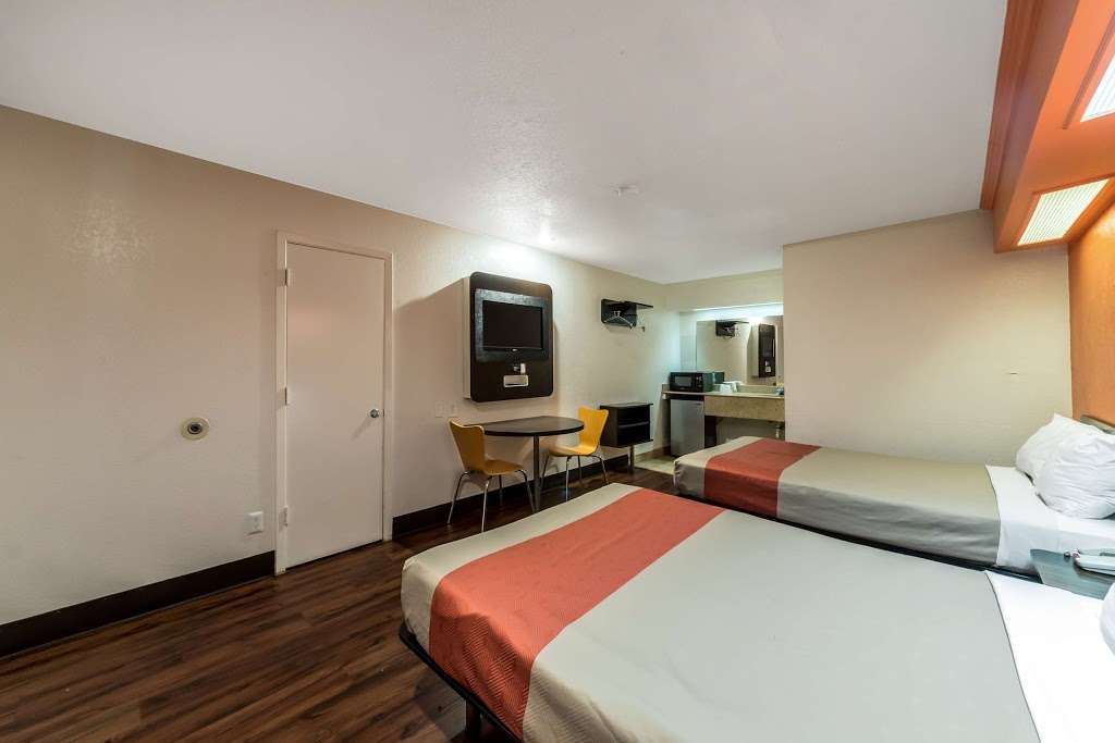 Motel 6 San Antonio - Splashtown | 3370 IH 35 N, San Antonio, TX 78219, USA | Phone: (210) 271-3100