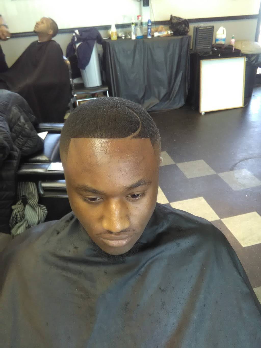 Celebrity Cutz | 17043 E 8 Mile Rd, Eastpointe, MI 48021, USA | Phone: (586) 771-2889