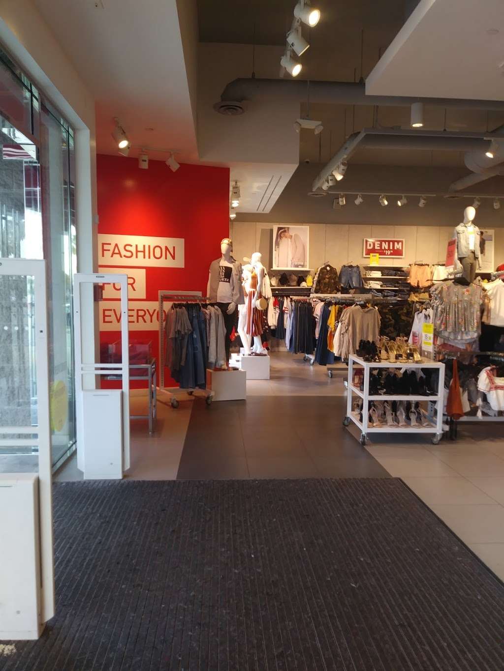 F21 RED | 7888-2 Van Nuys Blvd, Van Nuys, CA 91402, USA | Phone: (818) 464-5777