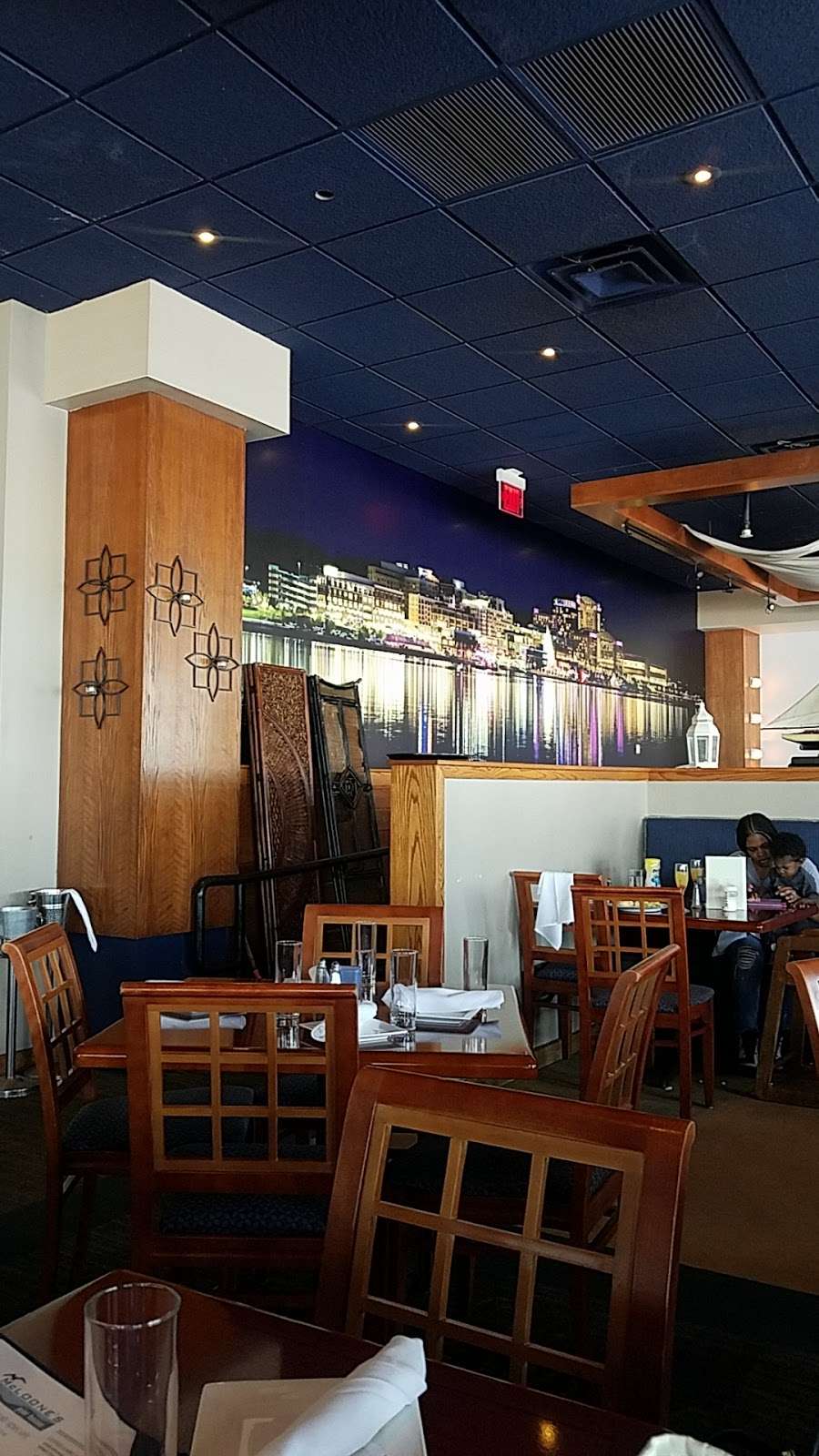 McLoones Pier House | 141 National Plaza, Oxon Hill, MD 20745 | Phone: (301) 839-0815