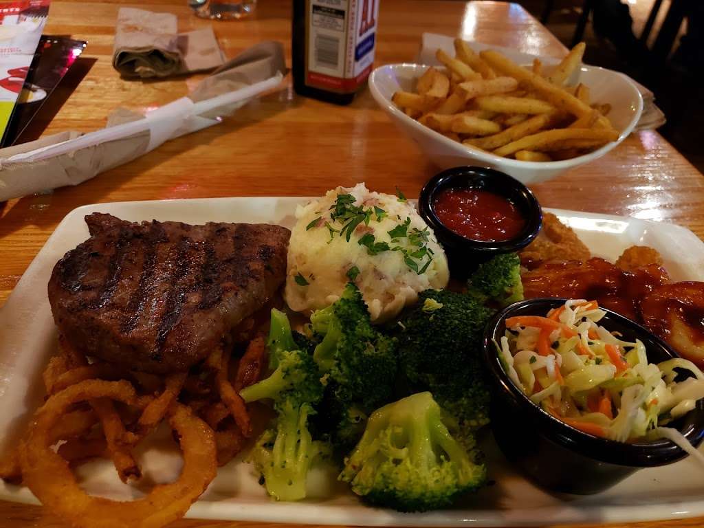 Applebees Grill + Bar | 2415 I-20, Grand Prairie, TX 75052, USA | Phone: (972) 522-1960