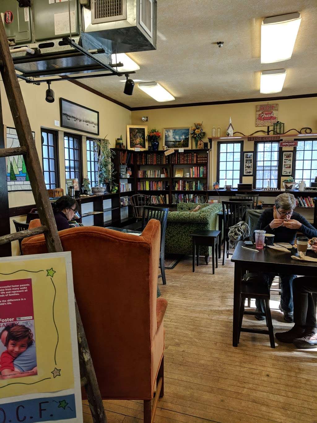 Somethins Brewin Book Cafe | 241 Main St, Lakeville, MA 02347, USA | Phone: (508) 946-5055