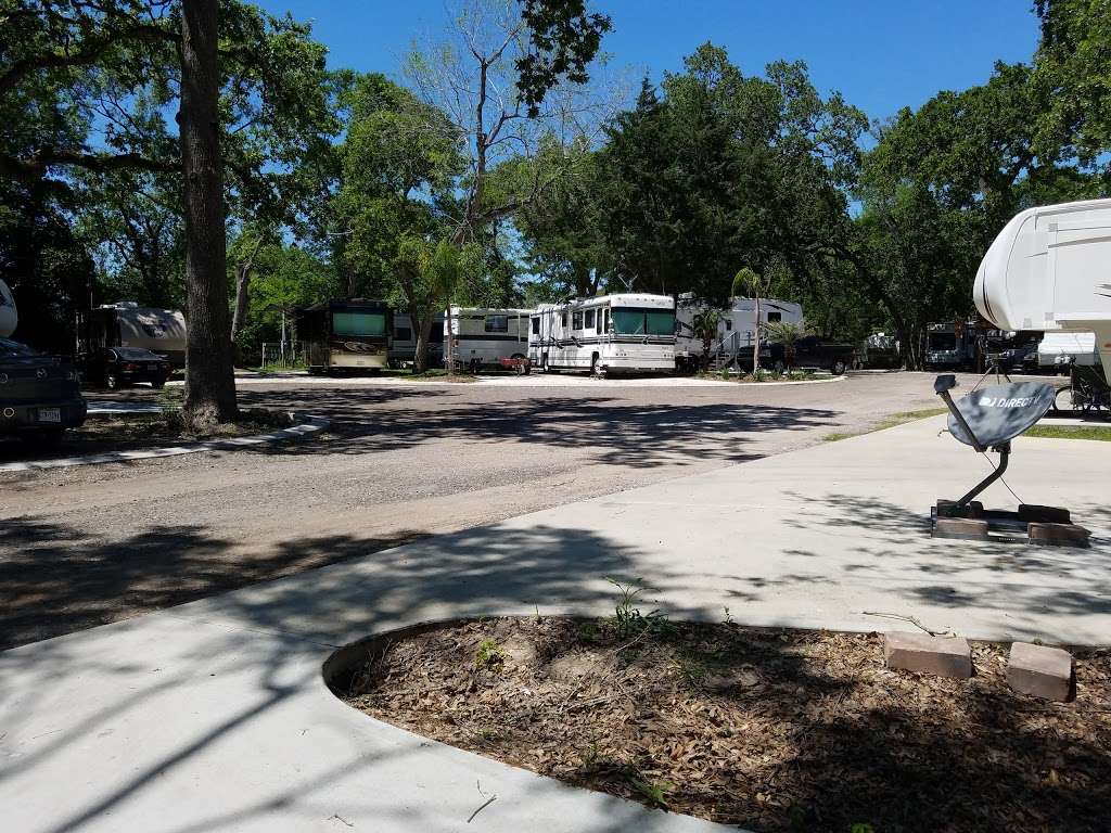 Oakhollow RV Park | 16730 County Rd 127, Pearland, TX 77581 | Phone: (281) 960-2250