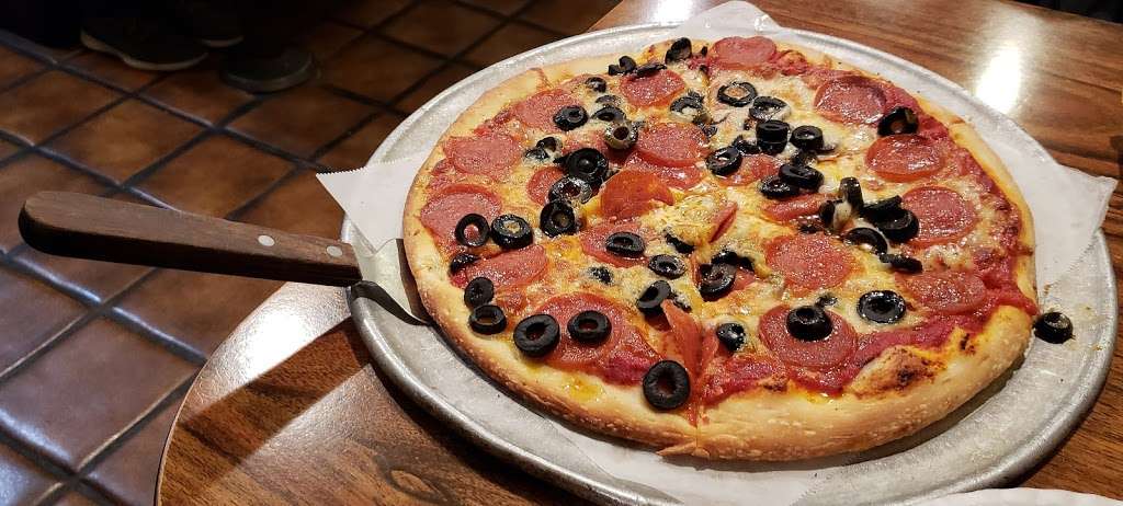 Georgees Pizza | 720 Foothill Blvd, La Cañada Flintridge, CA 91011, USA | Phone: (818) 790-0637