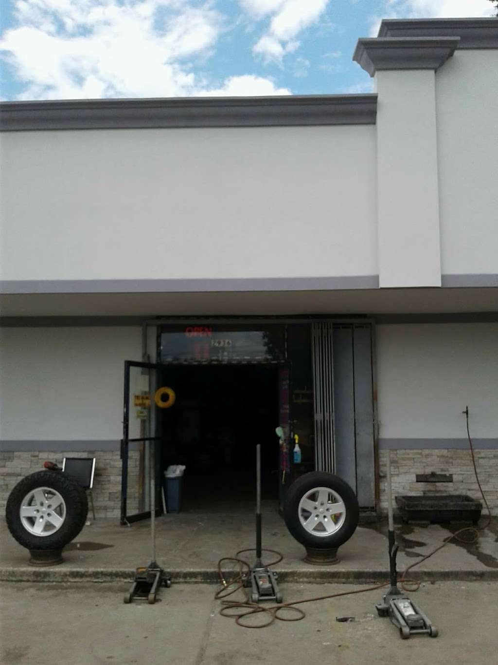 Vidals Tire Service | 3754, 2936 Gears Rd, Houston, TX 77067, USA