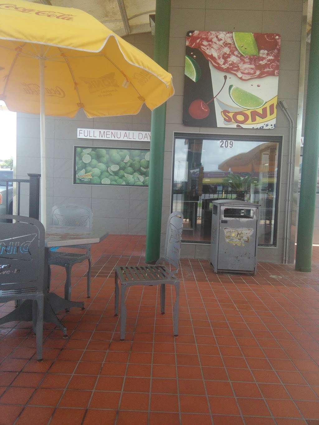 Sonic Drive-In | 209 Highway 332 West, Lake Jackson, TX 77566, USA | Phone: (979) 297-8200