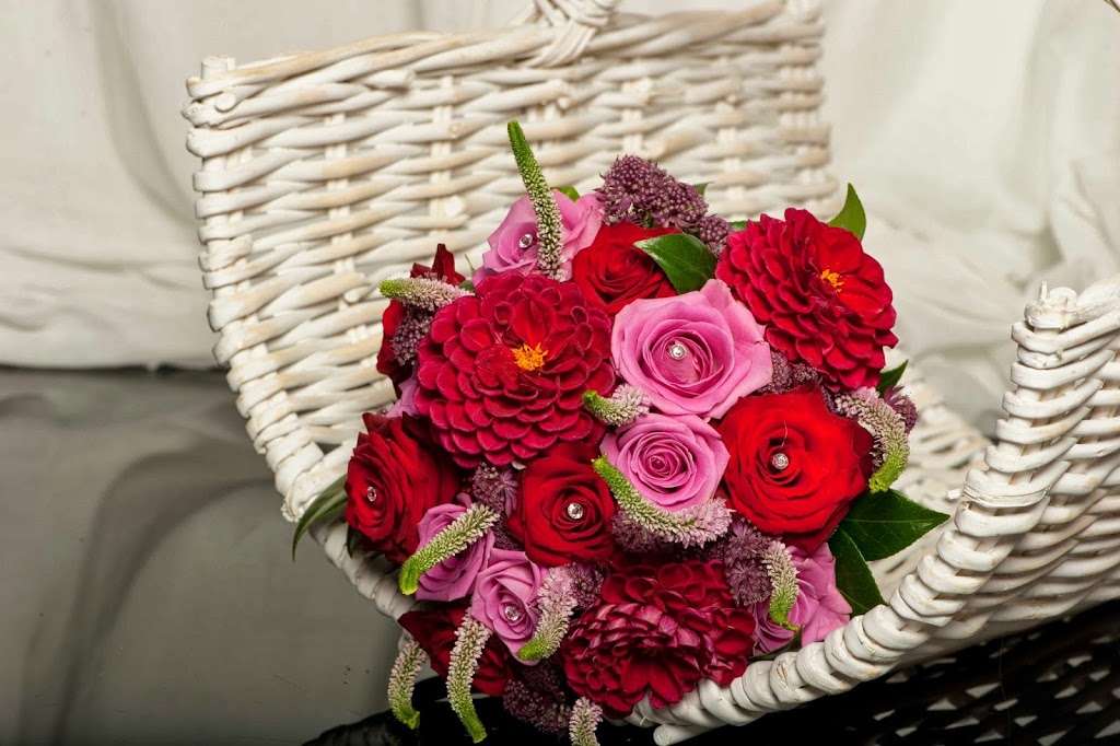 Kirsty Jayne Floral Designs | 23 The Canter, Crawley RH10 7YX, UK | Phone: 07827 325118