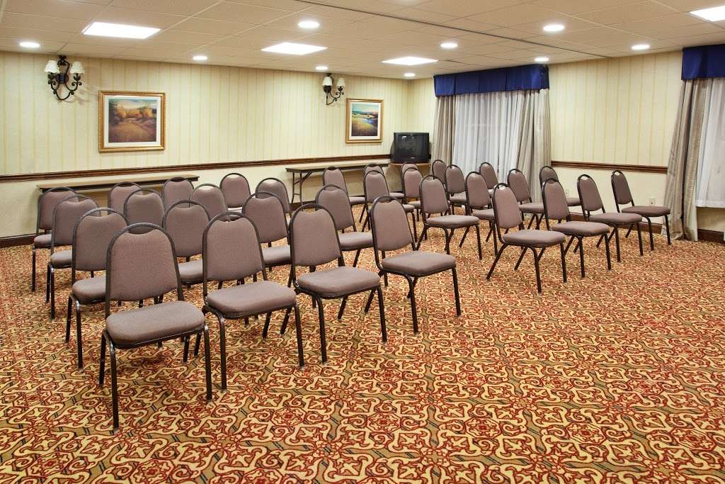 Country Inn & Suites by Radisson, Washington D.C. East - Capitol | 8850 Hampton Mall Dr N, Capitol Heights, MD 20743 | Phone: (301) 350-8088