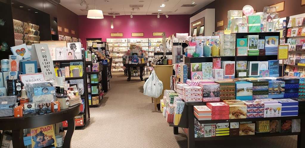 Papyrus | 1055 Garden State Plaza, Paramus, NJ 07652, USA | Phone: (201) 212-5638