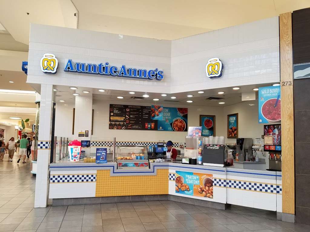 Auntie Annes | 239 Golf mill Center Spc 273, Niles, IL 60714, USA | Phone: (847) 294-9633