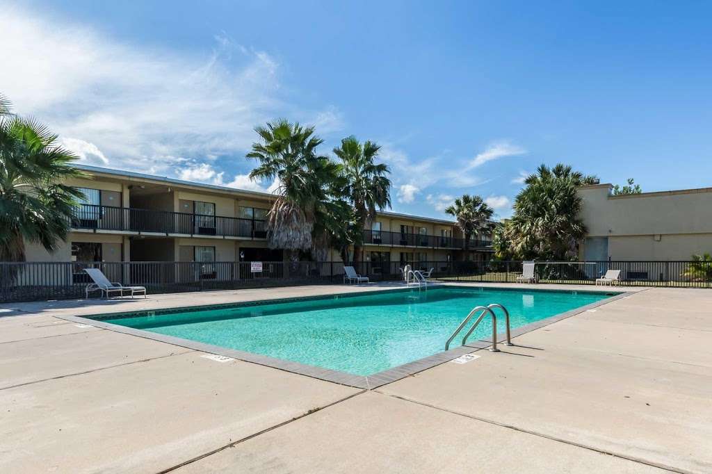 Econo Lodge | 300 TX-146BUS, Baytown, TX 77520, USA | Phone: (281) 427-7481