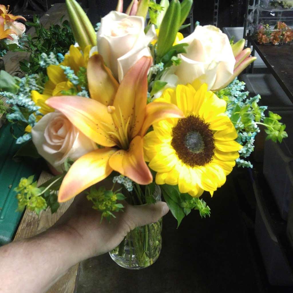 Stanleys Flowers & Gifts | 227 W Union Ave, Bound Brook, NJ 08805, USA | Phone: (732) 752-0090