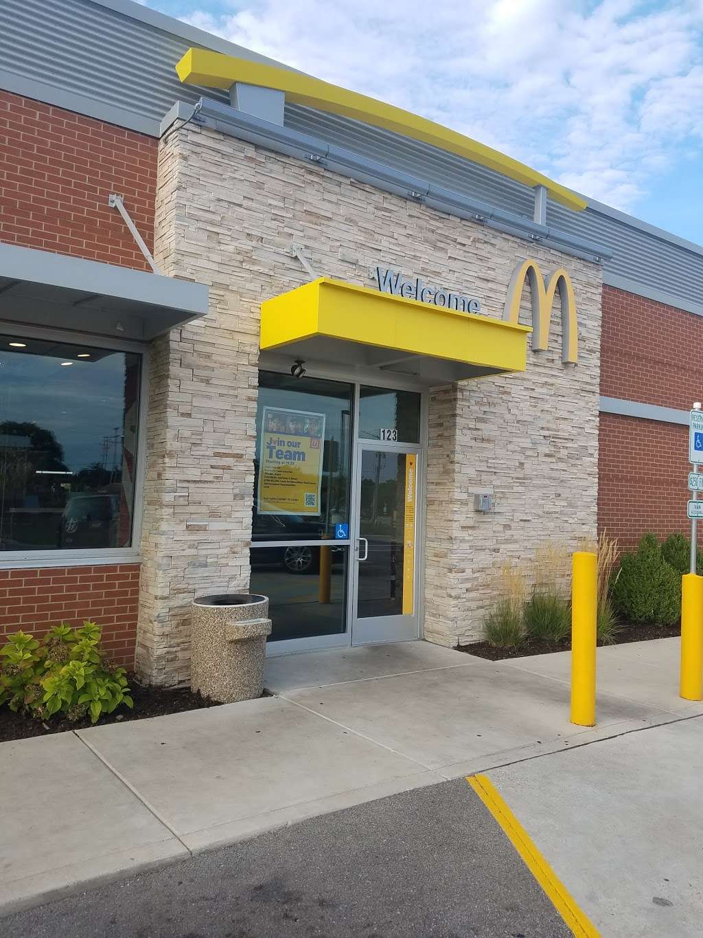 McDonalds | 123 N Quentin Rd, Lake Zurich, IL 60047, USA | Phone: (847) 438-4634