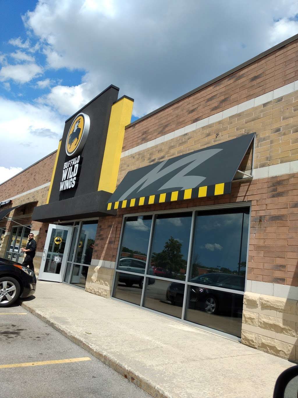 Buffalo Wild Wings | 15306 W Beloit Rd, New Berlin, WI 53151, USA | Phone: (262) 432-0100