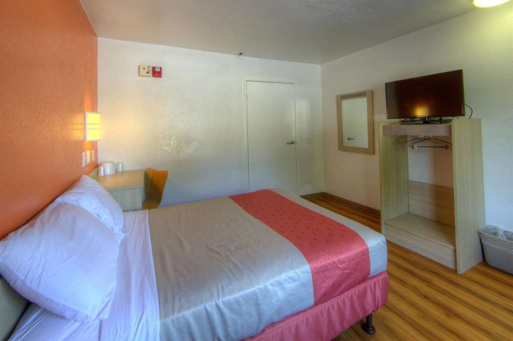 Motel 6 Orlando - Winter Park | 5300 Adanson St, Orlando, FL 32810, USA | Phone: (407) 647-1444