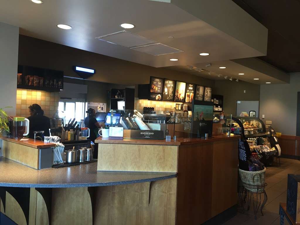 Starbucks | 1922 Gateway Center Dr, Belvidere, IL 61008, USA | Phone: (815) 544-5859