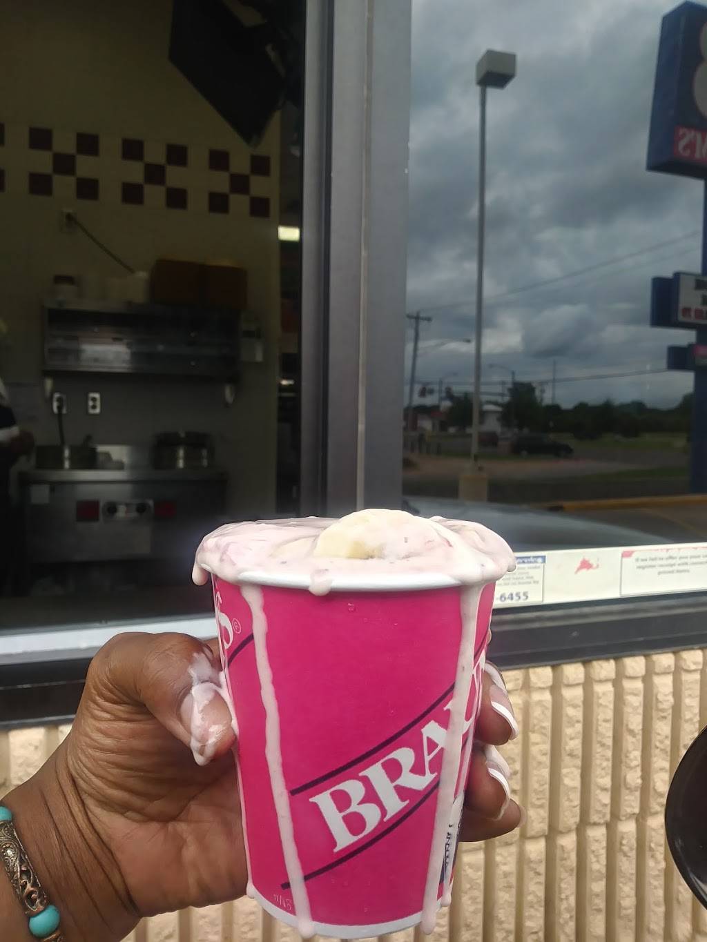Braums Ice Cream & Burger Restaurant | 3010, 9020 NE 23rd St, Oklahoma City, OK 73141, USA | Phone: (405) 769-7840