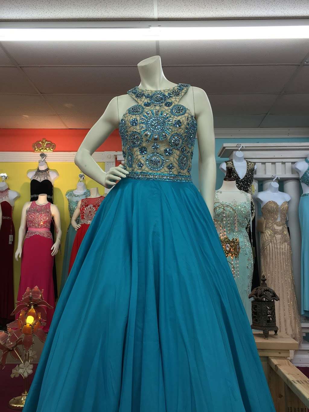 L.A. Fashion Mart | 4040 W Belmont Ave, Chicago, IL 60641, USA | Phone: (773) 286-1182