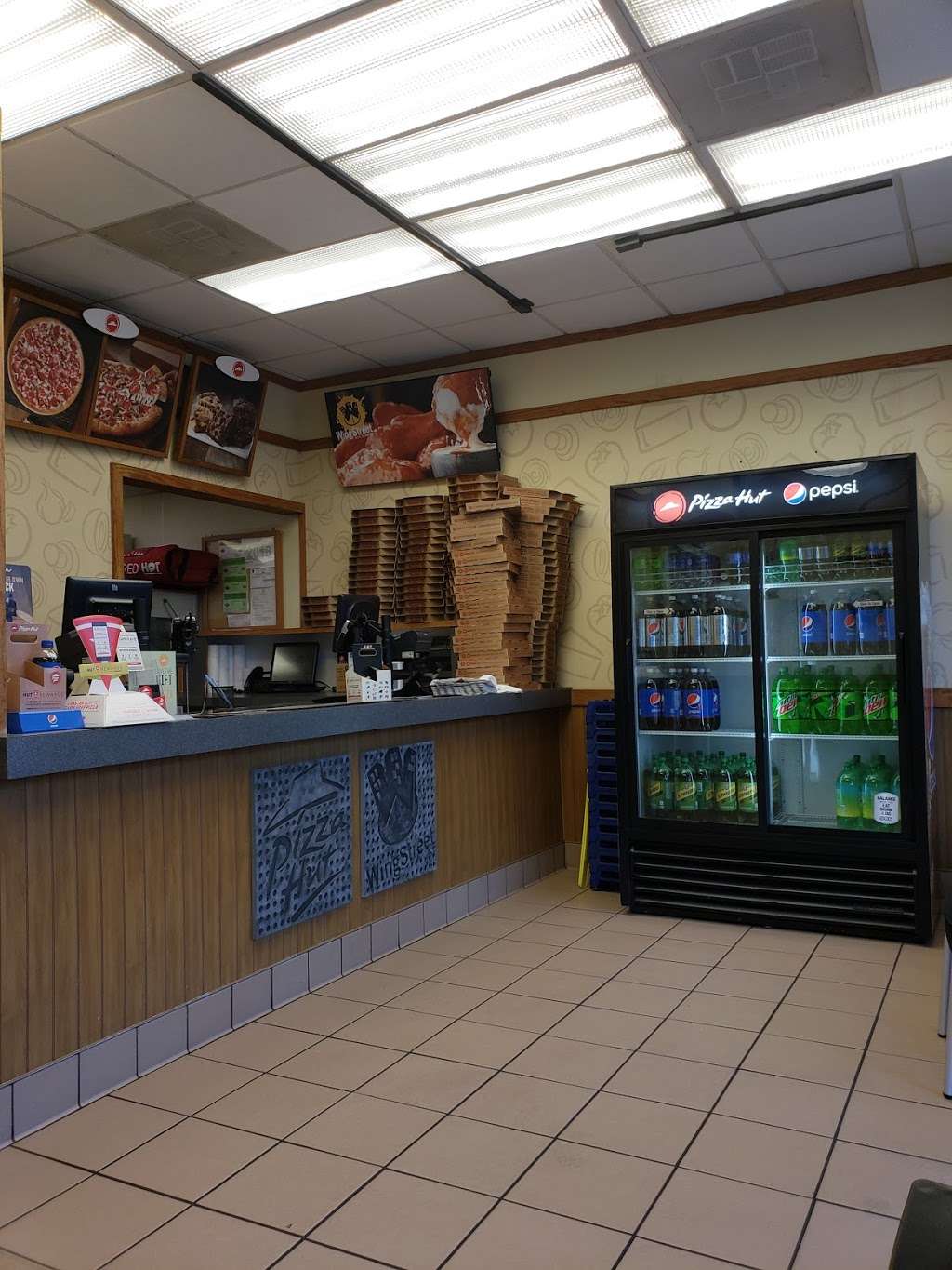 Pizza Hut | 8902 Village Shops Dr, Fairfax Station, VA 22039, USA | Phone: (703) 690-6990