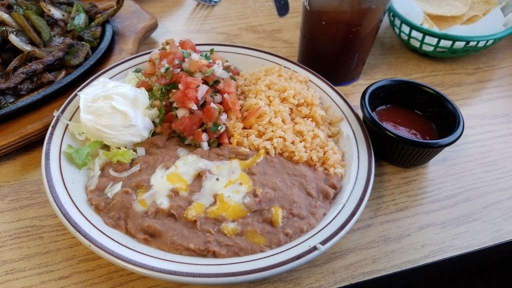 El Volcan Mexican Grill | 17110 E US Hwy 24, Independence, MO 64056, USA | Phone: (816) 257-2676