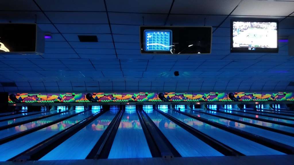 Hawk Bowling Lanes | 1398 W Main St, Whitewater, WI 53190, USA | Phone: (262) 473-9980