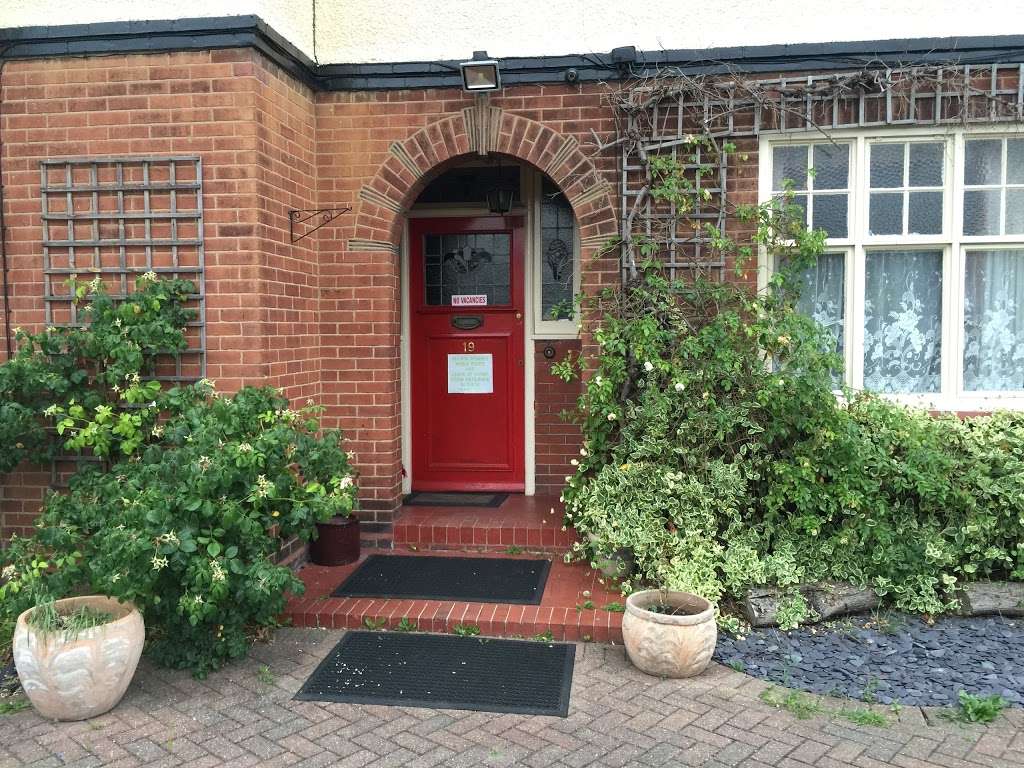 Broxbourne Bed & Breakfast | Kingsway, 19 High Rd, Broxbourne EN10 7HU, UK | Phone: 01992 462001