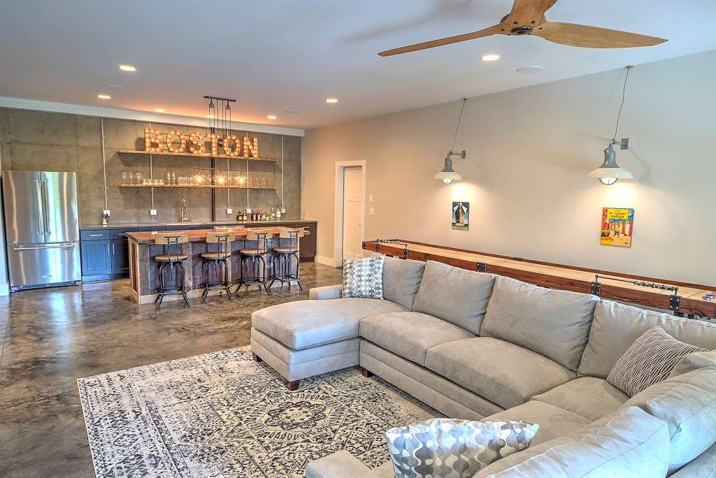 Lake Norman Luxury Vacation Rental | 8188 Energy Ln, Catawba, NC 28609, USA | Phone: (508) 847-6396