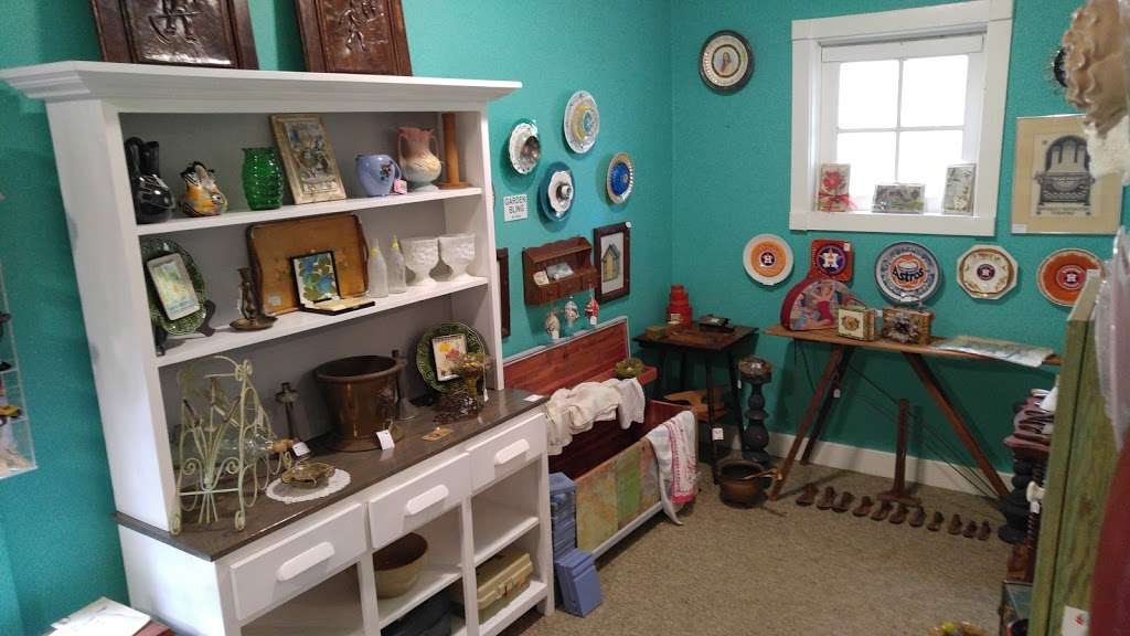 Antiquing Brazoria County Co-op store | 6882, 1004 Hwy 6, Alvin, TX 77511, USA | Phone: (979) 799-6940