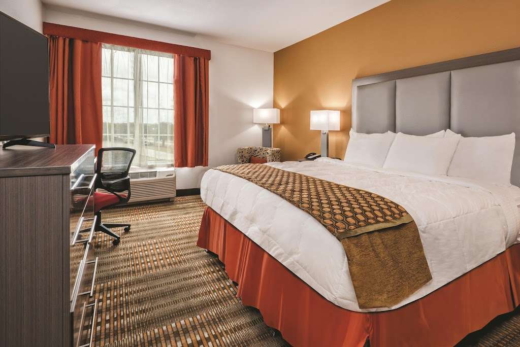 La Quinta Inn & Suites by Wyndham San Antonio by AT&T Center | 6111, I-10, San Antonio, TX 78219, USA | Phone: (210) 662-2677