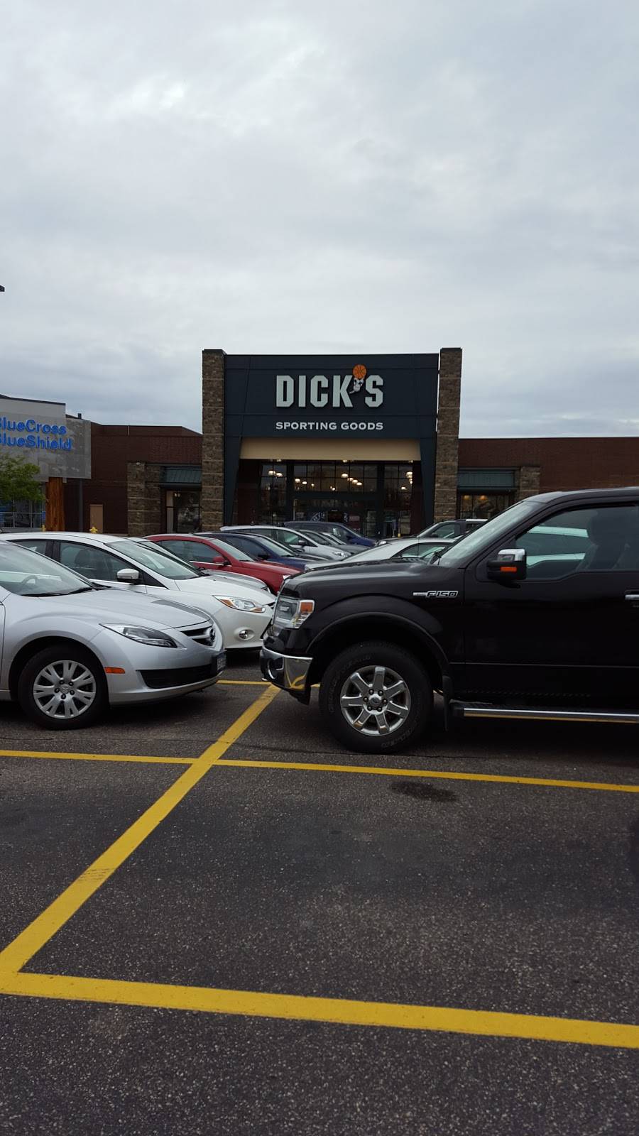 DICKS Sporting Goods | 1645 County Road B2 W, Roseville, MN 55113, USA | Phone: (651) 633-7242