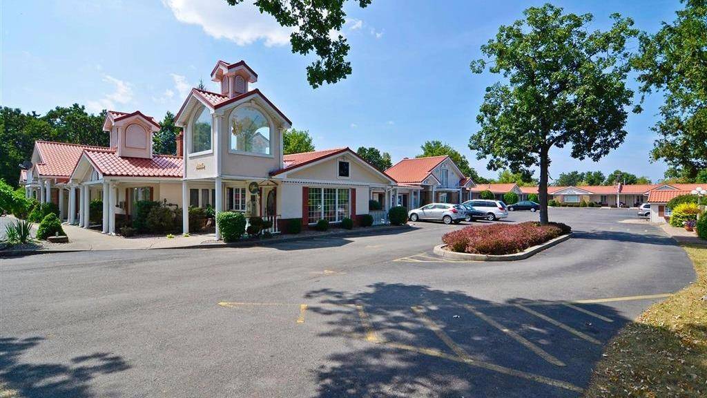 Americas Best Value Inn & Suites Clarence/Buffalo East | 9370 Main St, Clarence, NY 14031, USA | Phone: (716) 759-6845