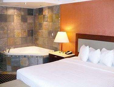 Lexington Inn & Suites - N.W. Chicago/Elgin | 1585 Dundee Ave, Elgin, IL 60120, USA | Phone: (847) 695-2100