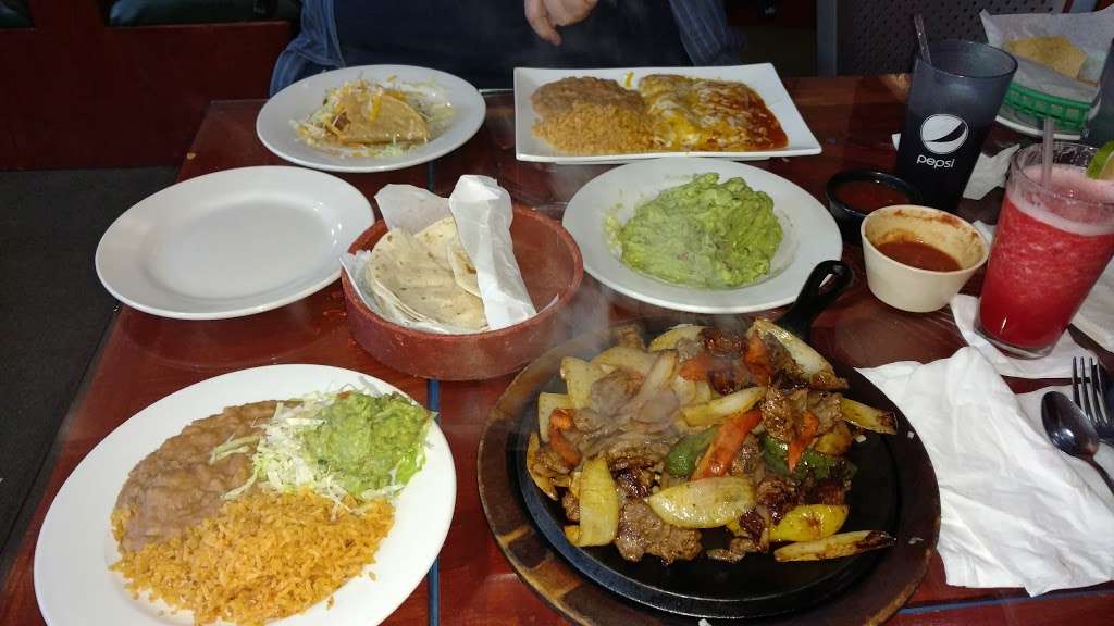 Los Mariachis Mexican Restaurant | 4305 W Layton Ave, Greenfield, WI 53220, USA | Phone: (414) 325-7800