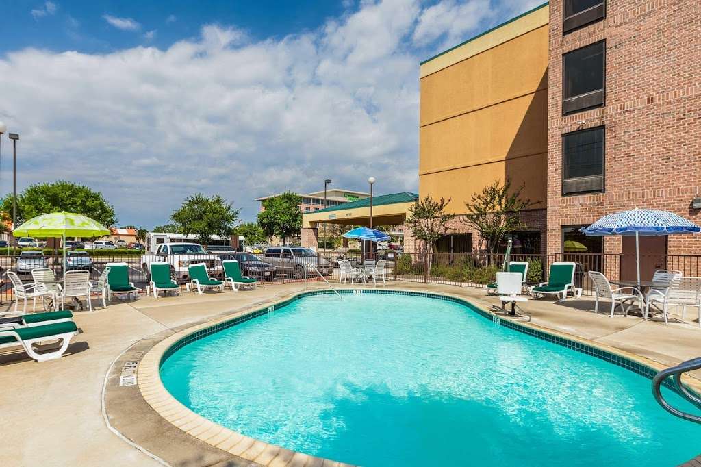 Quality Inn San Antonio Fiesta at Six Flags | 6755 N Loop 1604 W, San Antonio, TX 78249, USA | Phone: (210) 696-4766