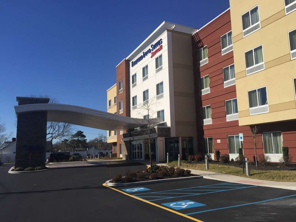 Fairfield Inn & Suites by Marriott Wilmington New Castle | 2117 N Dupont Hwy, New Castle, DE 19720 | Phone: (302) 777-4700