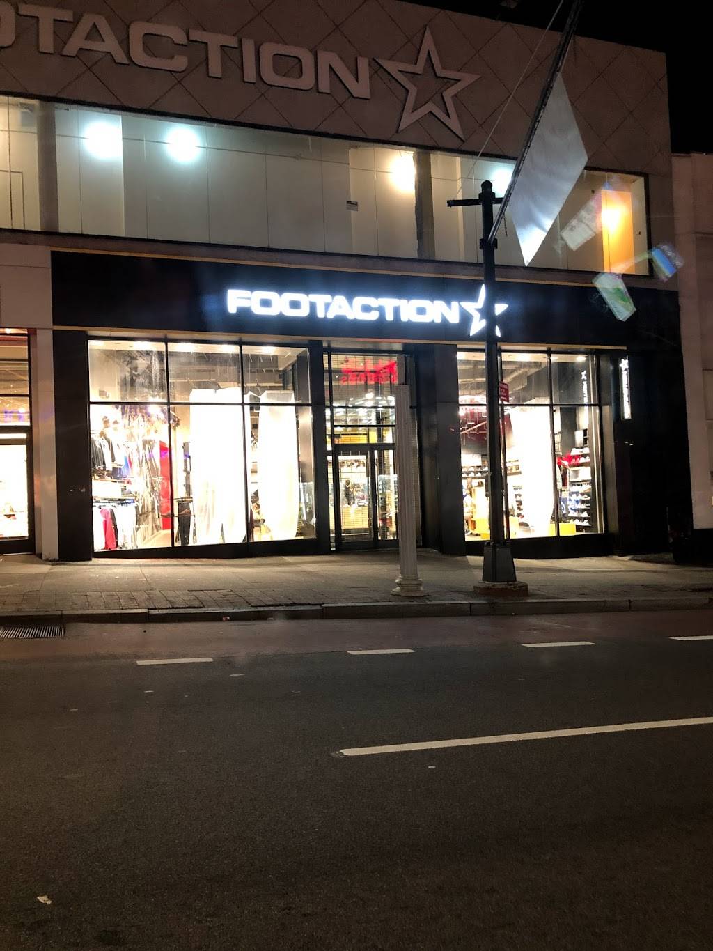 Footaction | 263 E Fordham Rd, The Bronx, NY 10458, USA | Phone: (718) 584-4624