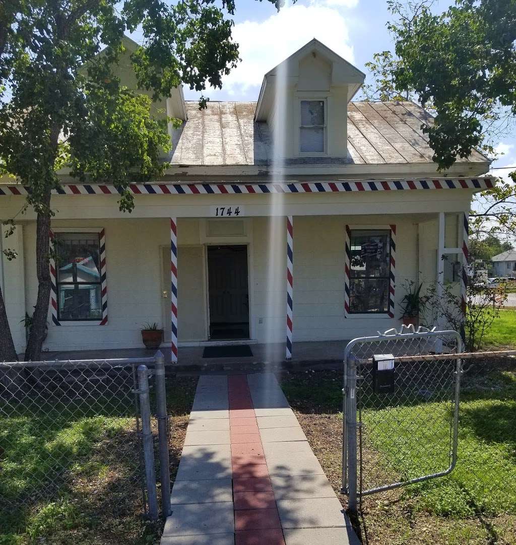 Oscars Barber Shop | 1744 W French Pl, San Antonio, TX 78201, USA