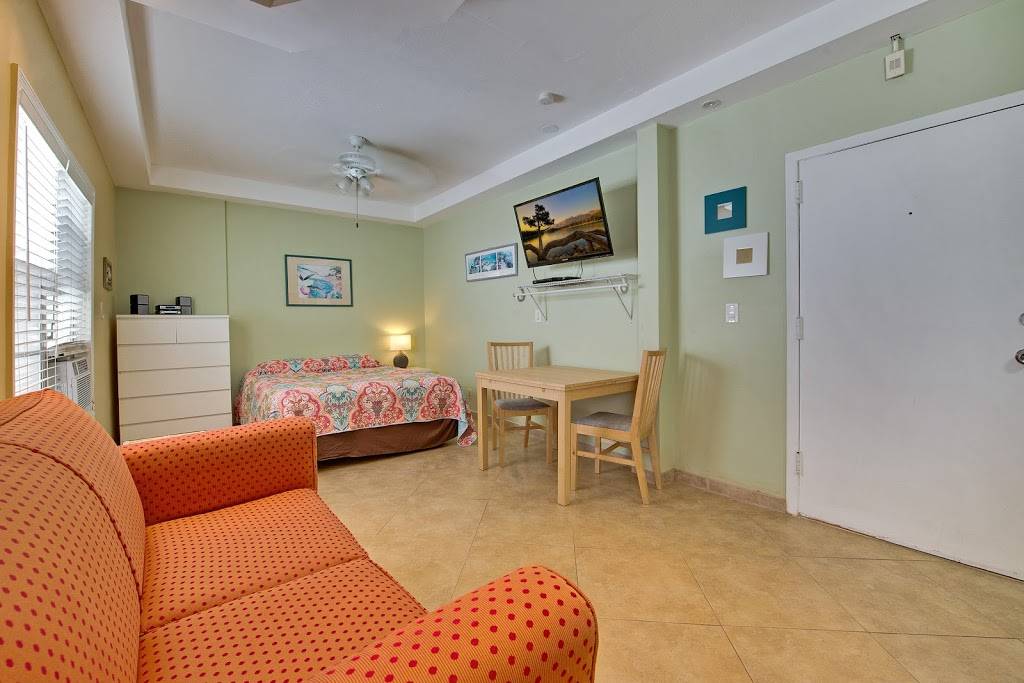 The Coral House Hotel | 324 Indiana St, Hollywood, FL 33019, USA | Phone: (954) 922-9411