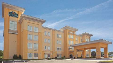 La Quinta Inn & Suites by Wyndham Columbus - Edinburgh | 101 Carrie Ln, Columbus, IN 47201, USA | Phone: (812) 379-4657