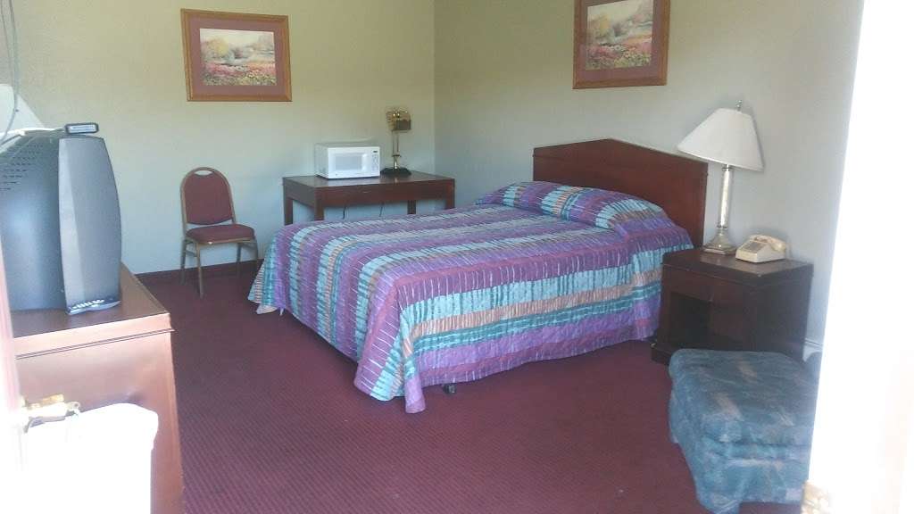 K C Motel | 201 1st St, Fort Lupton, CO 80621, USA | Phone: (303) 857-2733