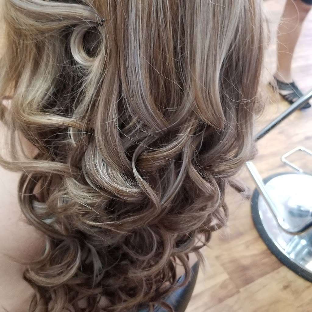 Hair color artist Martínez | Irving, TX | Phone: (469) 734-2444