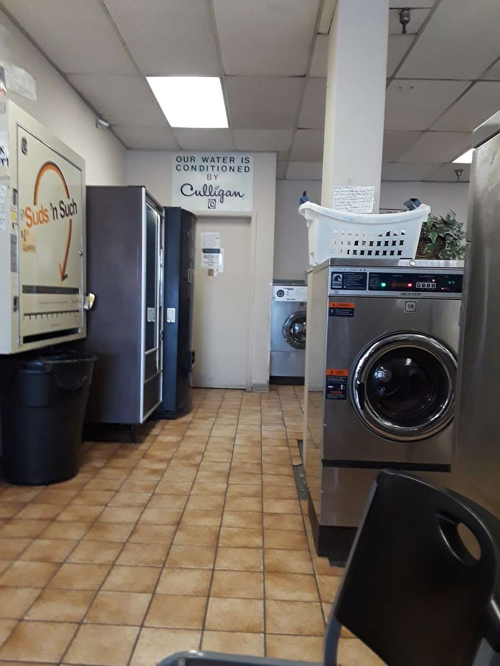 Big Bundles Laundromat & Dry Cleaners | 2071 N Jones Blvd, Las Vegas, NV 89108, USA | Phone: (702) 648-9274