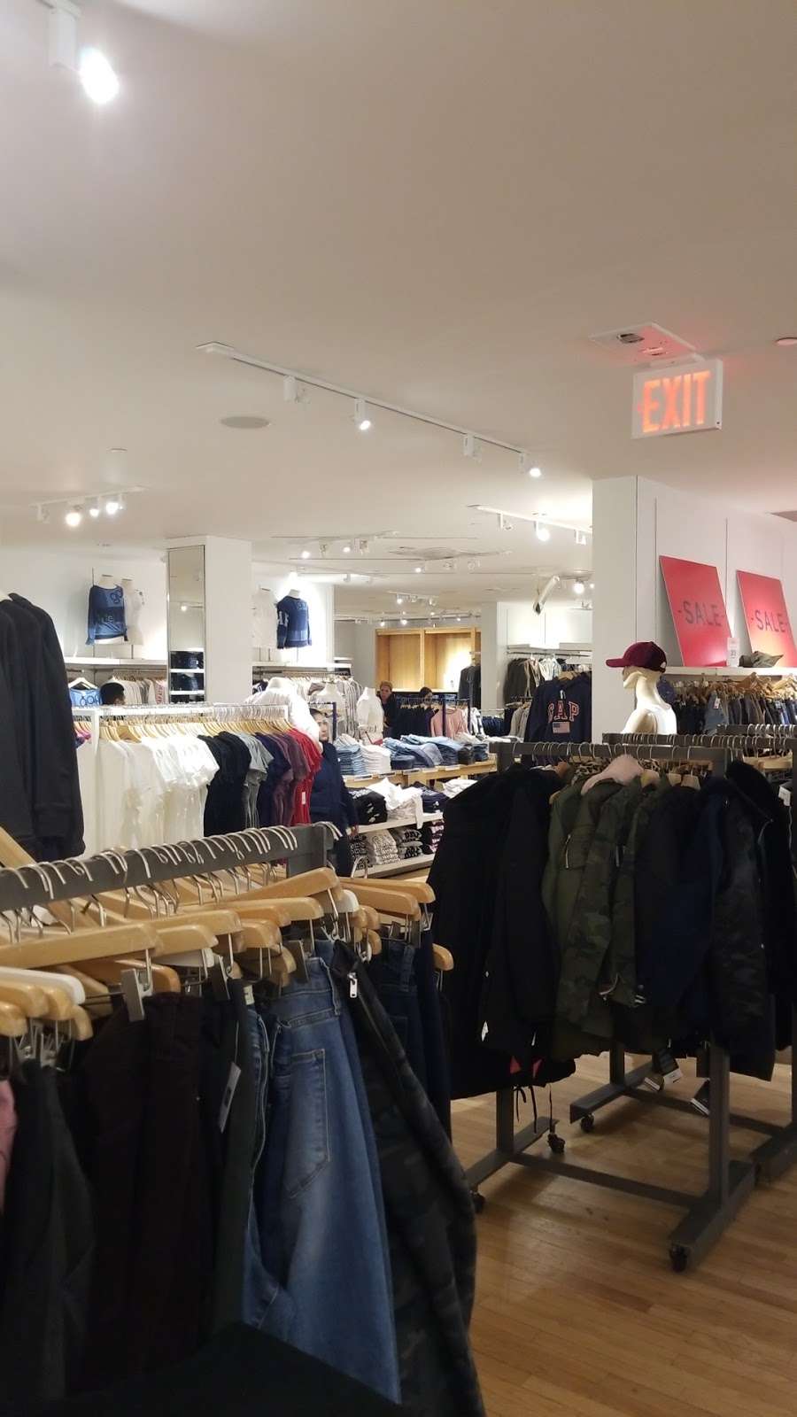 Gap | 2101 86th St, Brooklyn, NY 11214, USA | Phone: (718) 372-3170