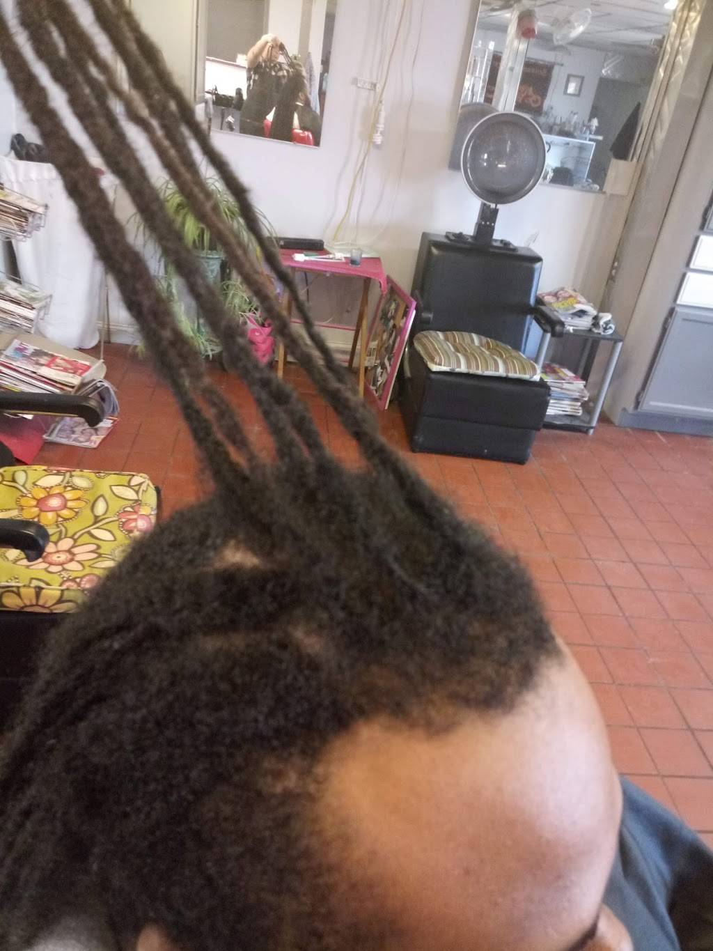 Scissors Edge | 2400 Camp Jackson Rd, East St Louis, IL 62206, USA | Phone: (618) 337-5119