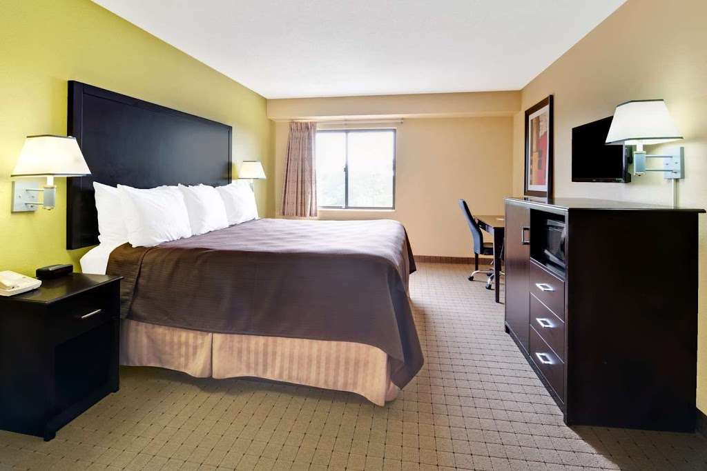 Days Inn & Suites by Wyndham DeSoto | 1401 N, I-35E, DeSoto, TX 75115 | Phone: (972) 224-7100